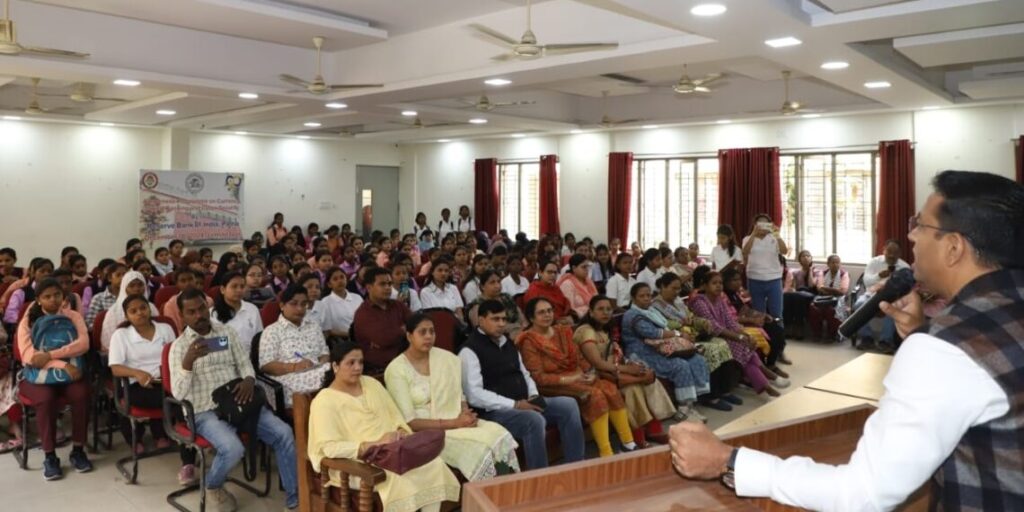 ग्रेजुएट कॉलेज की छात्राओं को एसएसपी किशोर कौशल ने साईबर अपराध से किया जागरूक