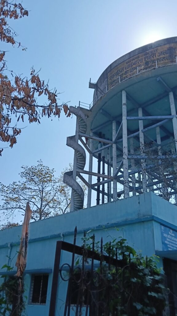 अजीबो गरीब : नयी जिंस पैंट की जिद को लेकर पानी टंकी पर चढ़ गया युवक… मधुमक्खियों के हमले व लोगों में मान मनोवल से भी नहीं माना… घंटों बाद गर्लफ्रेंड के कहने पर उतरा…..