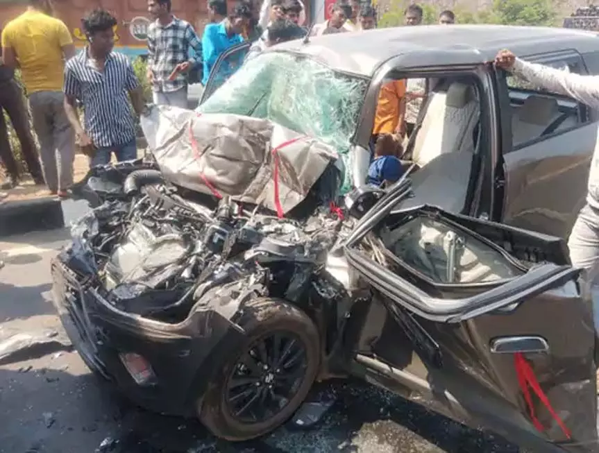 ओडिशा जा रही कार खड़े ट्रक से टकराई, 2 की दर्दनाक मौत