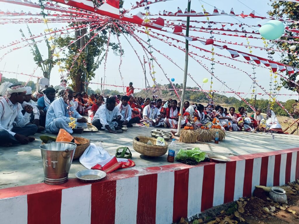 इटके ग्राम में राजी पड़हा सरना प्रार्थना सभा के धर्म कुड़ियां का विधिवत उद्घाटन