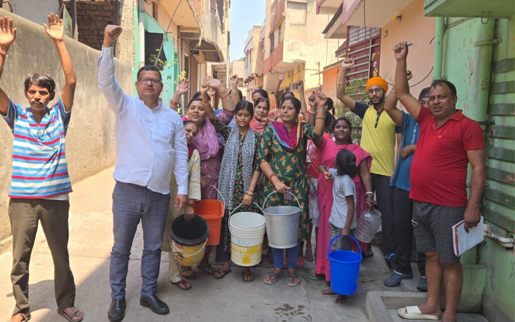 मानगो गुरुद्वारा रोड में एक महीने से नहीं मिला पानी, सड़क पर उतरी महिलाएं… मानगो नगर निगम को नहीं पेयजल की व्यवस्था जुस्को को स्थांतरित करवाए विधायक : विकास सिंह
