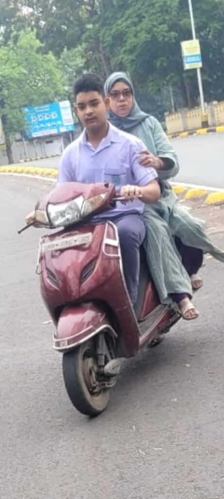 BREAKING : पुलिस जांच से भागने के क्रम में स्कूटी से गिरी सड़क पर गिरी महिला… हालत गंभीर… टाटा मोटर्स अस्पताल में इलाजरत…. देखें घटना का CCTV… VIDEO.. फिर ट्रैफिक इंस्पेक्टर भूषण कुमार ने क्या कहा…