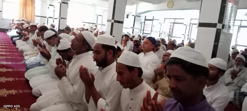 पाक माह रमजान के तीसरे जुमा की नमाज मुस्लिम धर्मलंबियों ने अकीदत के साथ अदा की देश में अमन, चैन, शांति व तरक्की की मांगी दुआ