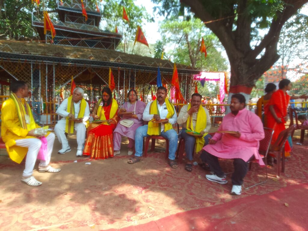 ईस्ट प्लांट बस्ती बर्मामाइंस समिति के द्वारा आयोजित श्री महालक्ष्मी नारायण महायज्ञ, हवन उपरांत किया गया महाप्रसाद का आयोजन