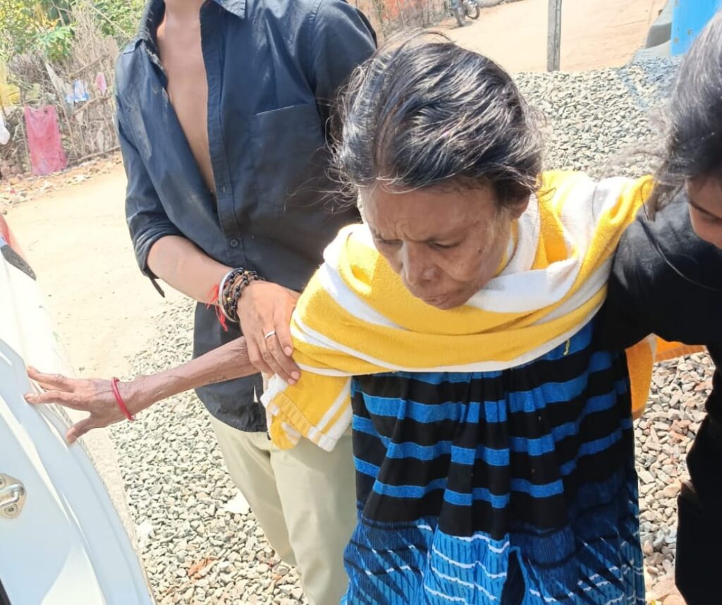 CHABIASA : समाजसेवी रवि जायसवाल के आर्थिक मदद से महिला हुई स्वस्थ… कहा अगर रवि न होता तो पता नहीं मेरा क्या होता