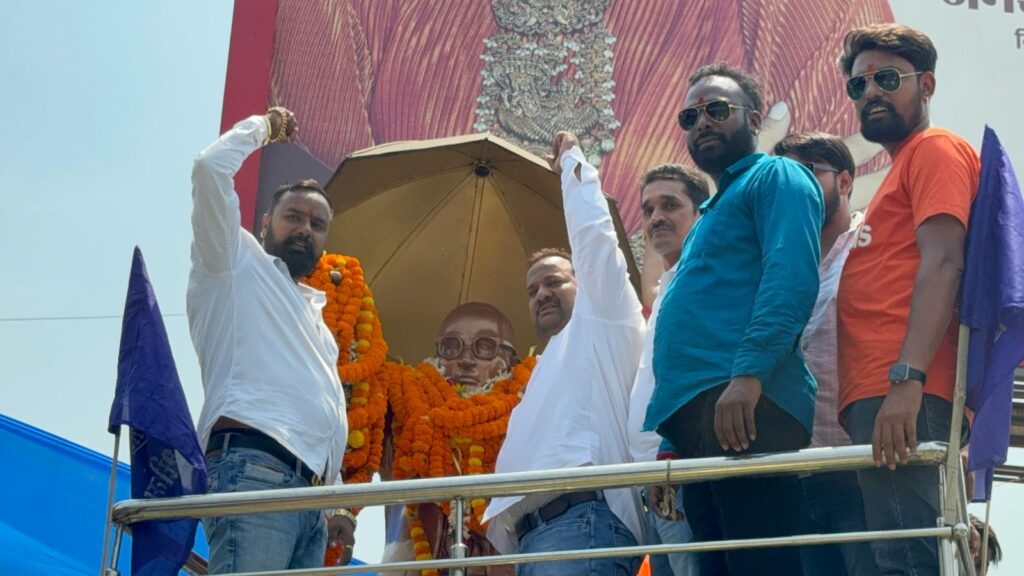 JAMSHEDPUR : सनातन उत्सव समिति ने बाबा भीम राव अम्बेडकर की जयंती पर माल्यार्पण कर किया श्रधांजलि अर्पित