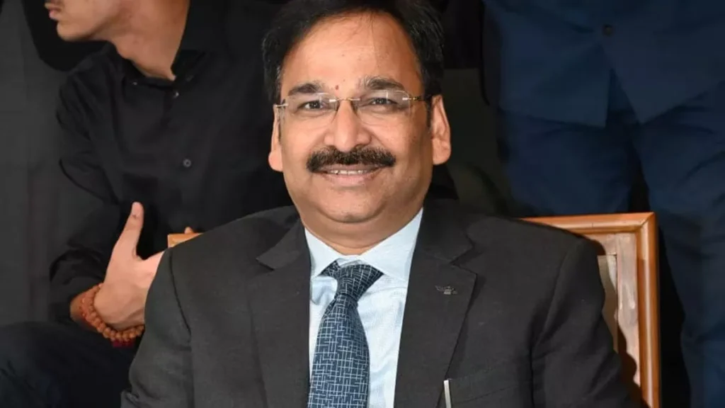 आईएएस अधिकारी विनय चौबे को पूछताछ के लिए ACB ने लिया हिरासत में