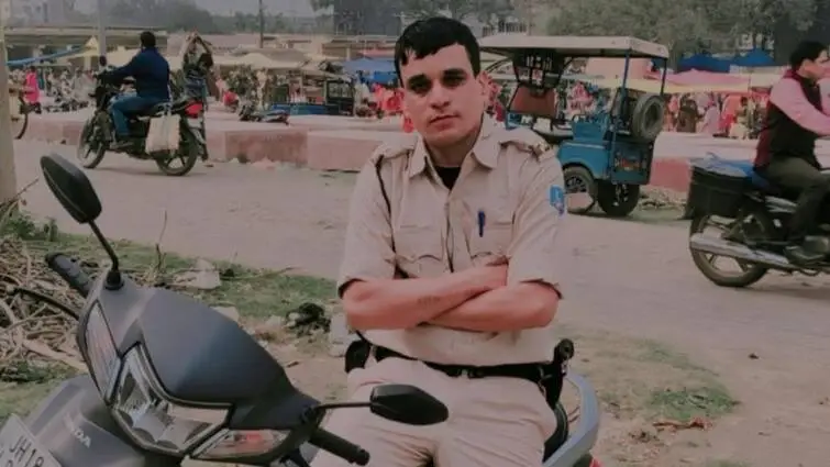 BREAKING : सिपाही का संदिग्ध हालत में मिला शव, महिला बैरक के पीछे मिली डेड बॉडी, पुलिस गलियारे में मचा हड़कंप