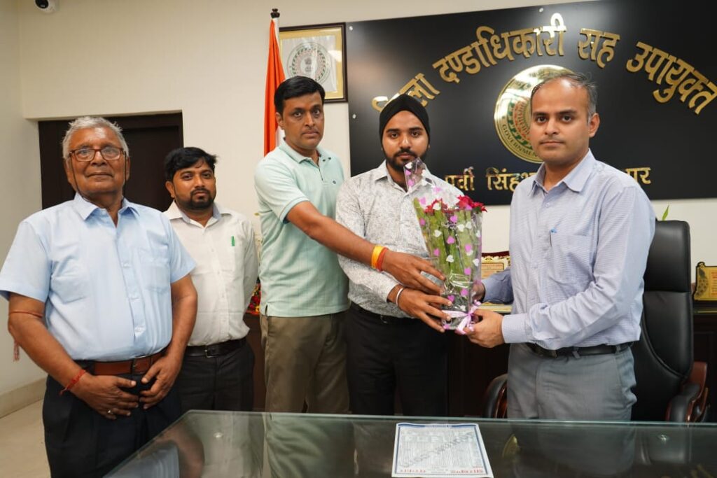 पूर्वी सिंहभूम जिले के नए उपयुक्त कर्ण सत्यार्थी को पुष्प-गुष्छ देकर किया गया सम्मानित, करनदीप सिंह ने निवर्तमान उपयुक्त अनन्य मित्तल का जताया आभार
