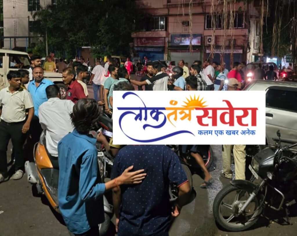 JAMSHEDPUR : कदमा में स्कूटी, बाइक और कार के बीच भीषण टक्कर, एक गंभीर रूप से घायल