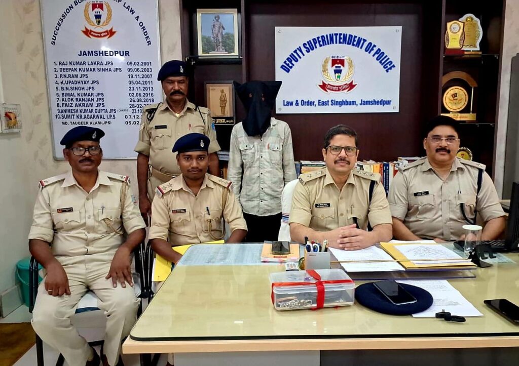 JAMSHEDPUR : जुगसलाई थाना प्रभारी संजय कुमार ने 48 घंटे में किया चोरी की घटना का भंडाफोड़, एक गिरफ्तार, सामान बरामद