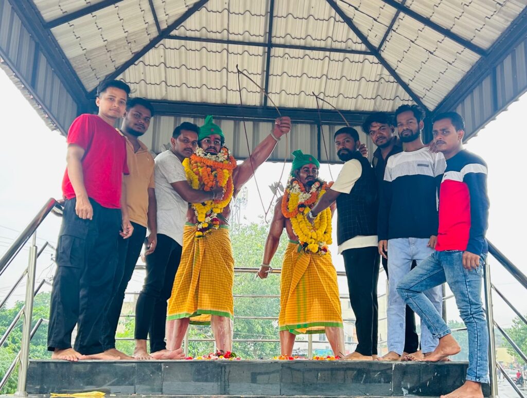 हूल दिवस के उपलक्ष्य पर युवा जदयू के नेता हेमंत पाठक के नेतृत्व में भुइयांडीह चौक स्थित सिद्धू कान्हो के मूर्ति पर किया गया माल्यार्पण