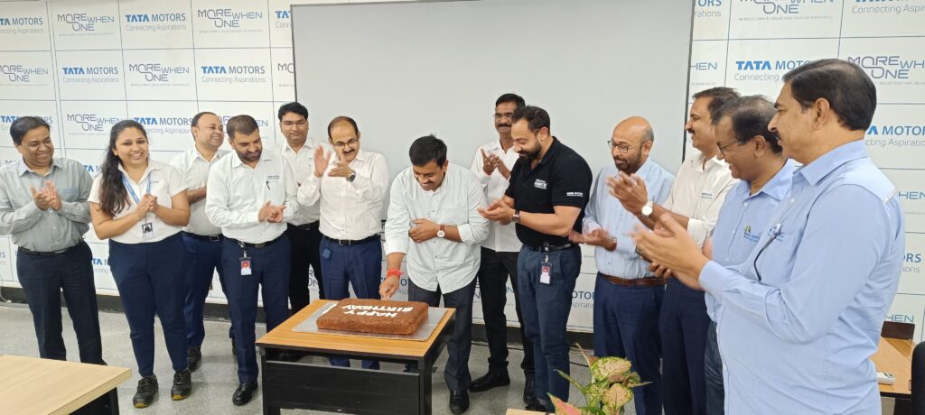 टाटा मोटर्स के जेनरल ऑफिस में मना आरके सिंह का जन्मदिन