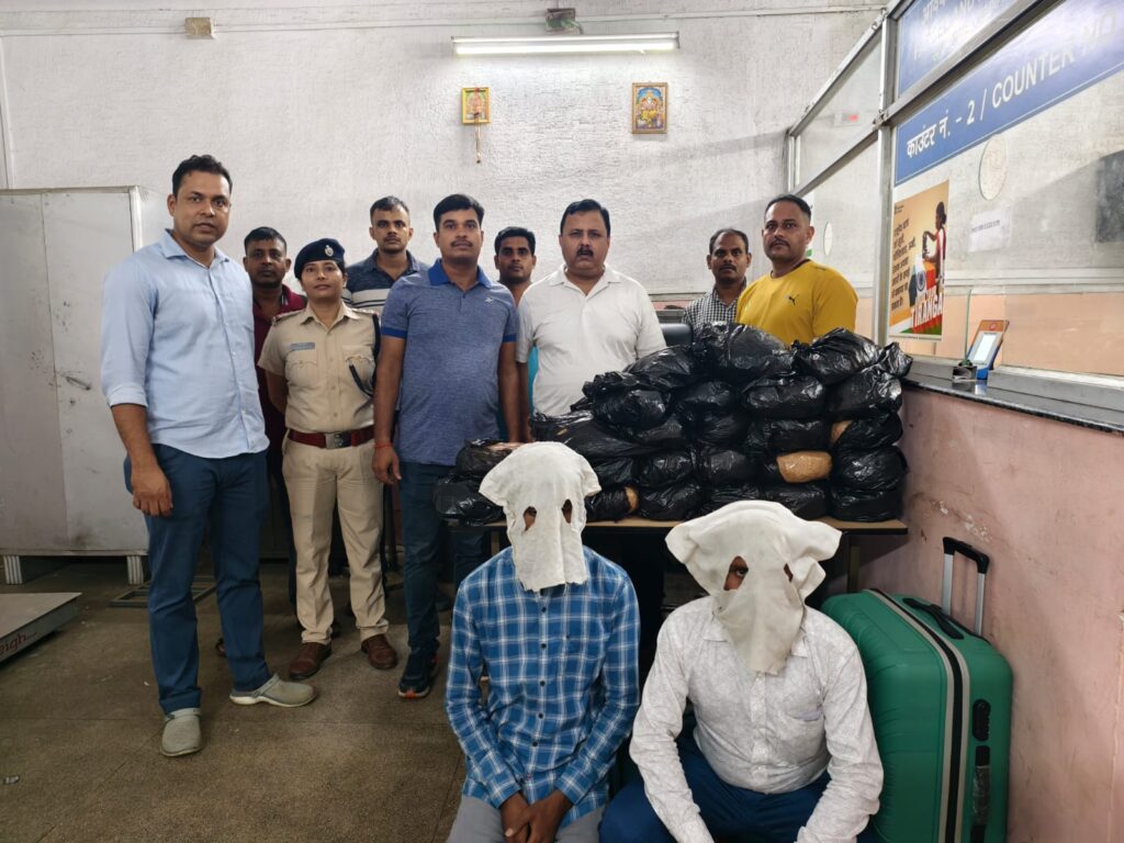 आरपीएफ हटिया एवं फ्लाइंग टीम रांची द्वारा हटिया रेलवे स्टेशन से किया गया 25 किलोग्राम अवैध गांजा बरामद