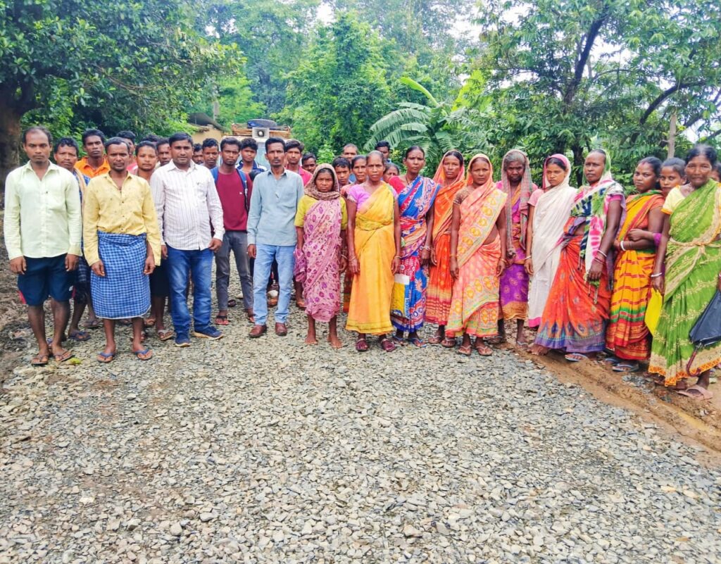 चक्रधरपुर के होयोहातु गांव में सड़क निर्माण कार्य अधूरा, ग्रामीण नाराज