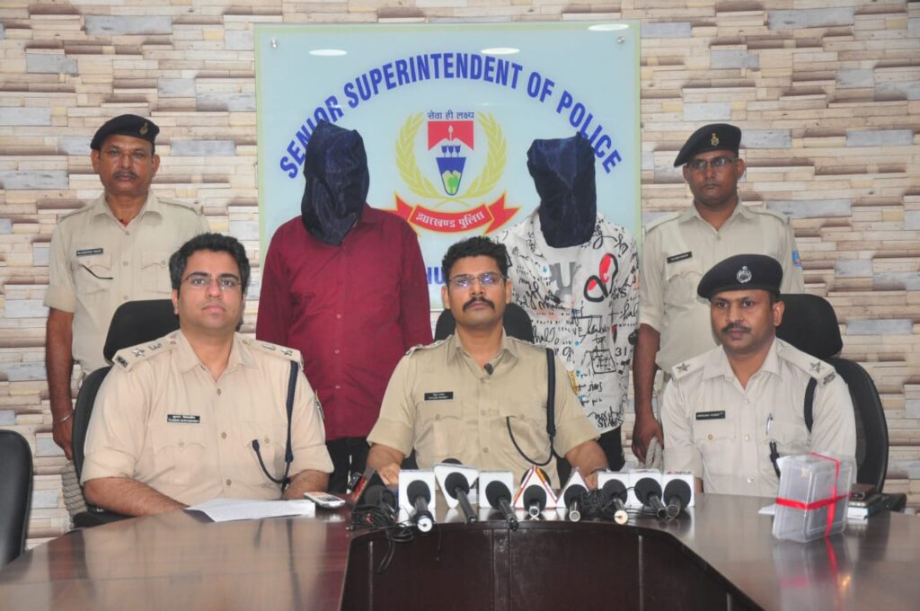 JAMSHEDPUR : जमशेदपुर पुलिस को बड़ी सफलता, वाहन चोरी गिरोह का भंडाफोड़, दो गिरफ्तार, पांच बाइक बरामद