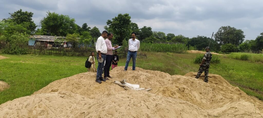 जगन्नाथपुर एसडीओ के निर्देश पर हुई खनन माफिया पर कार्रवाई, अवैध भंडारण जब्त
