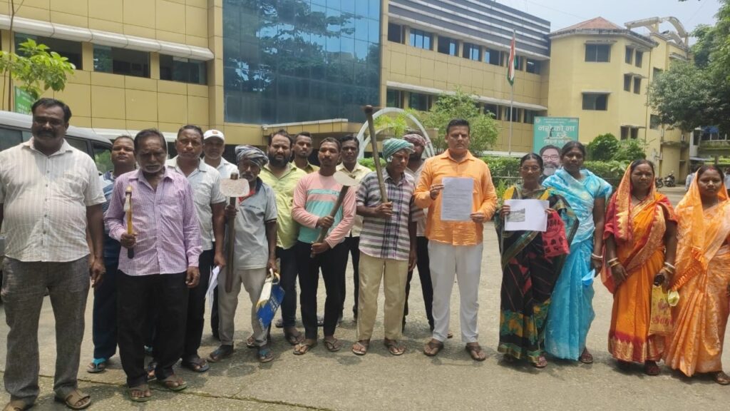 JAMSHEDPUR : हुरलुंग में फ्लाई ऐश से तबाह हुई रैयती खेती, आदिवासी किसान पहुंचे डीसी ऑफिस, डीडीसी ने दिया आश्वासन, देखें video