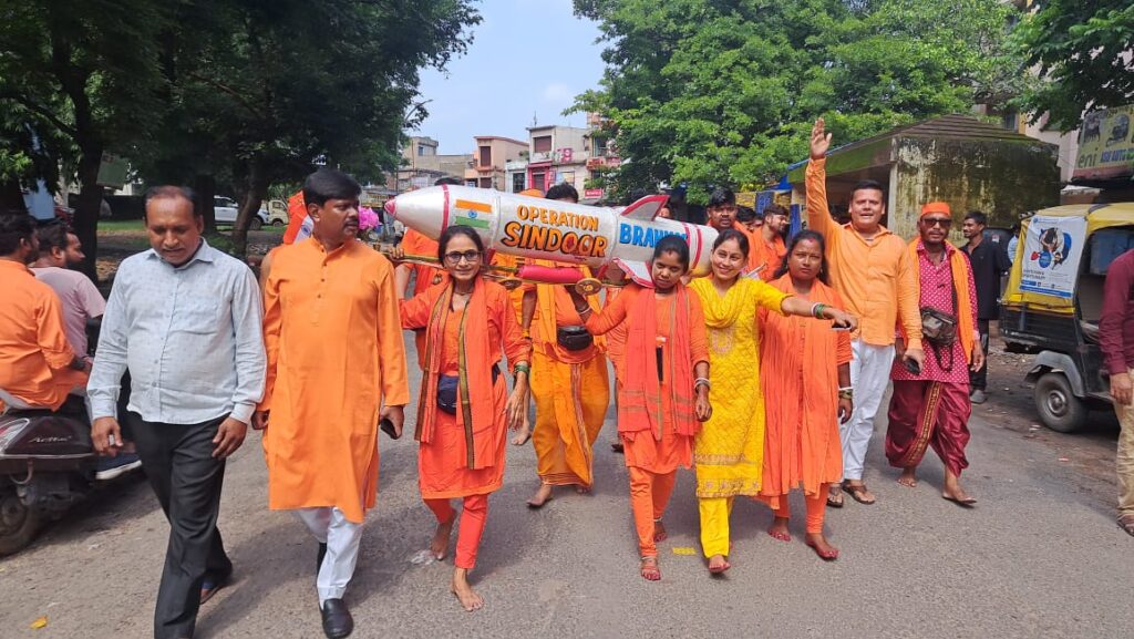 ऑपरेशन सिंदूर के समर्थन में देशभक्ति का संदेश लेकर निकले कांवरिये, ब्रह्मोस मिसाइल से सजी काँवर बनी आकर्षण का केंद्र
