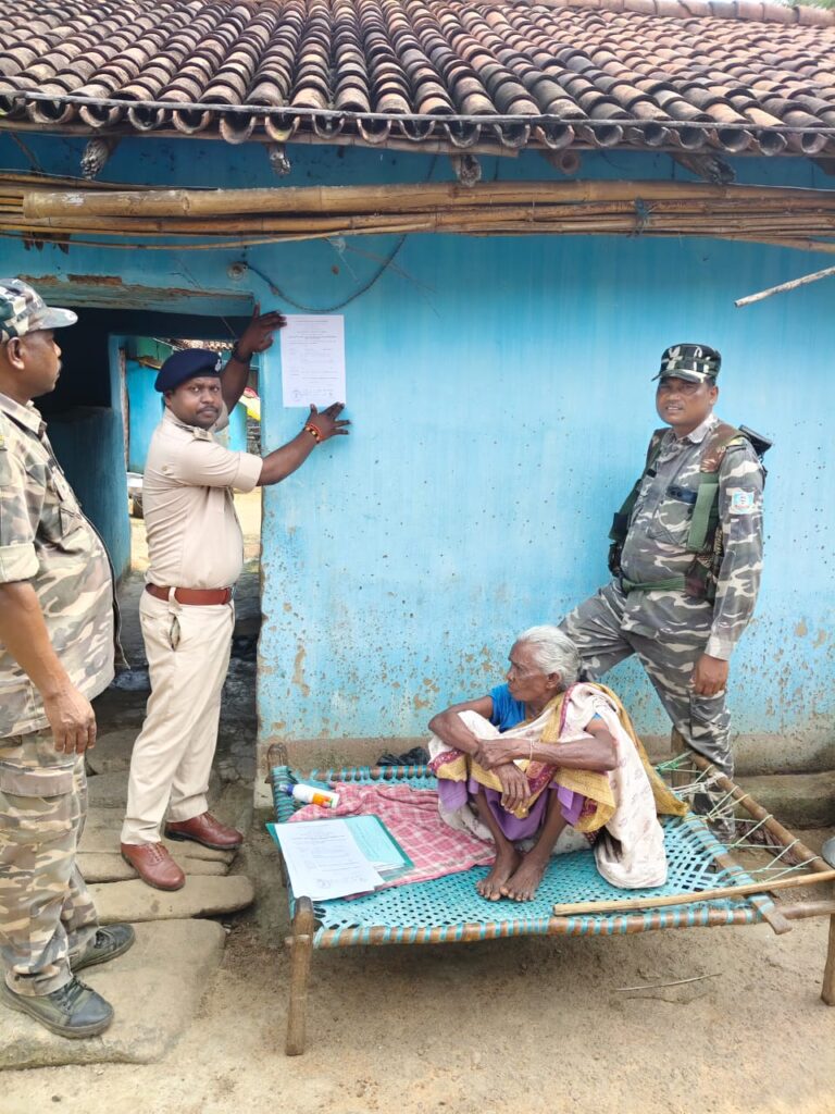 माओवादी बुलबुल के घर पुलिस ने ढोल-नगाड़े के साथ चिपकाया इश्तेहार