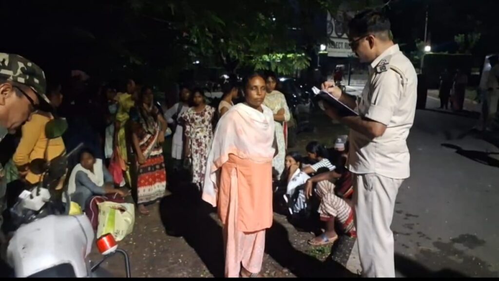 BREAKING-JAMSHEDPUR : गोलमुरी GF सोसाइटी के दो क्वाटर में महिला-पुरुष सहित जुटे थे 50 से भी अधिक लोग, धर्मांतरण का शक, आधा दर्जन हिरासत में, रविवार को होने वाला था प्रार्थना सभा, पुलिस की सक्रियता से फिर गया इनके मंसूबों पर पानी….. देखें video