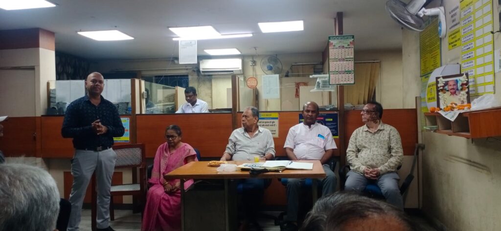 सेवानिवृत्त कर्मचारी दिवंगत उमेश सिंह की याद में किया गया एक शोक सभा का आयोजन