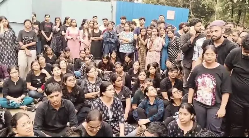 JAMSHEDPUR : मणिपाल मेडिकल कॉलेज के छात्र की मौत से गुस्साए स्टूडेंट्स, कॉलेज अधिकारियों को हटाने की मांग एम्बुलेंस सुविधा नहीं मिलने से प्रबंधन को घेरा