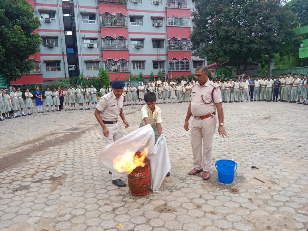 ADLS सनशाइन +2 स्कूल एवं Zudio मॉल, कदमा में अग्नि सुरक्षा को लेकर किया गया मॉक ड्रिल का आयोजन
