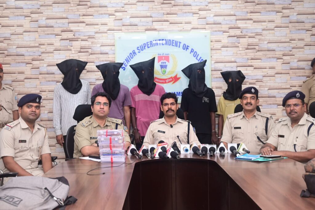 जमशेदपुर के पंचभवन में 15 लाख की ज्वेलरी चोरी की घटना का पुलिस ने किया खुलासा, 5 अपराधी गिरफ्तार