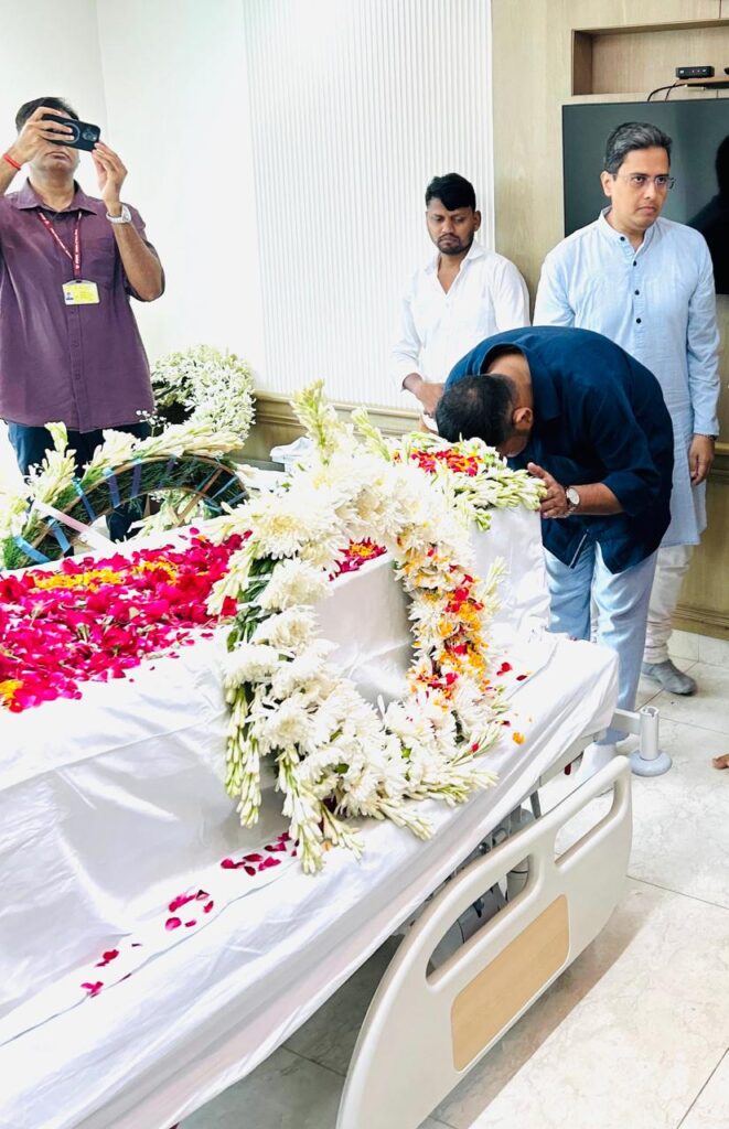 धर्मेंद्र सोनकर ने दिल्ली के सर गंगाराम अस्पताल में दी गुरूजी को श्रद्धांजलि, कहा यूं ही नहीं बन जाता कोई गुरूजी