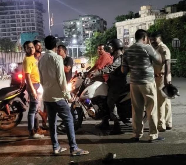 JAMSHEDPUR : डोबो पुल पर हाई वोल्टेज ड्रामा, प्रेमी युगल ने नदी में कूदने कोशिश की, लोगों की सूझबूझ व पुलिस की सक्रियता से बचाया गया