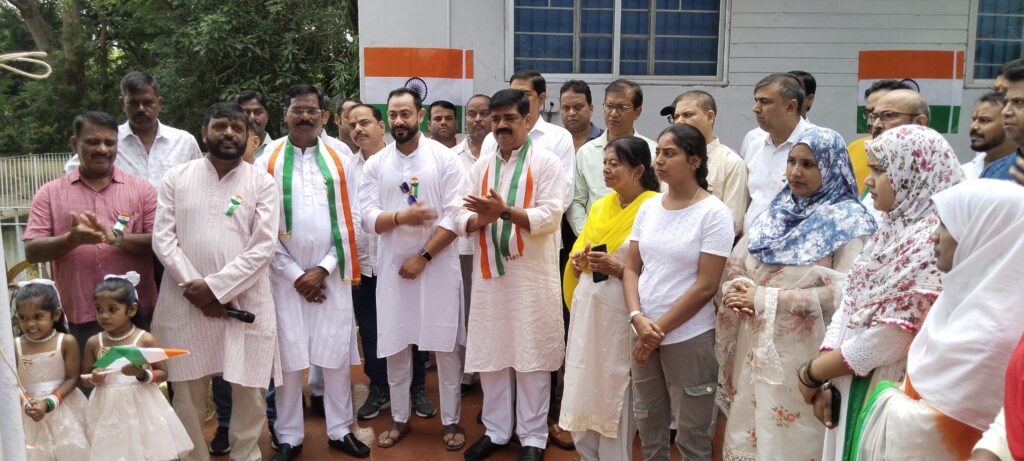 टाटा मोटर्स वर्कर्स यूनियन कार्यालय में अध्यक्ष शशि भूषण प्रसाद फहराएं तिरंगा