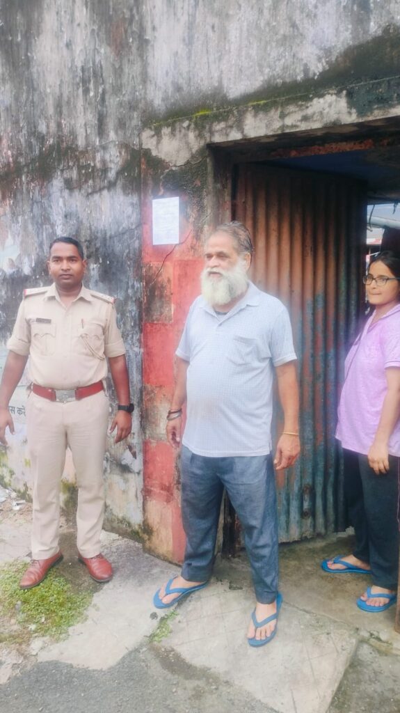 JAMSHEDPUR : गोलमुरी थाना कांड संख्या 5/25 में आरोपी राज चौबे फरार, पुलिस की छापेमारी तेज, आरोपी के घर पर चिपकाया इश्तेहार