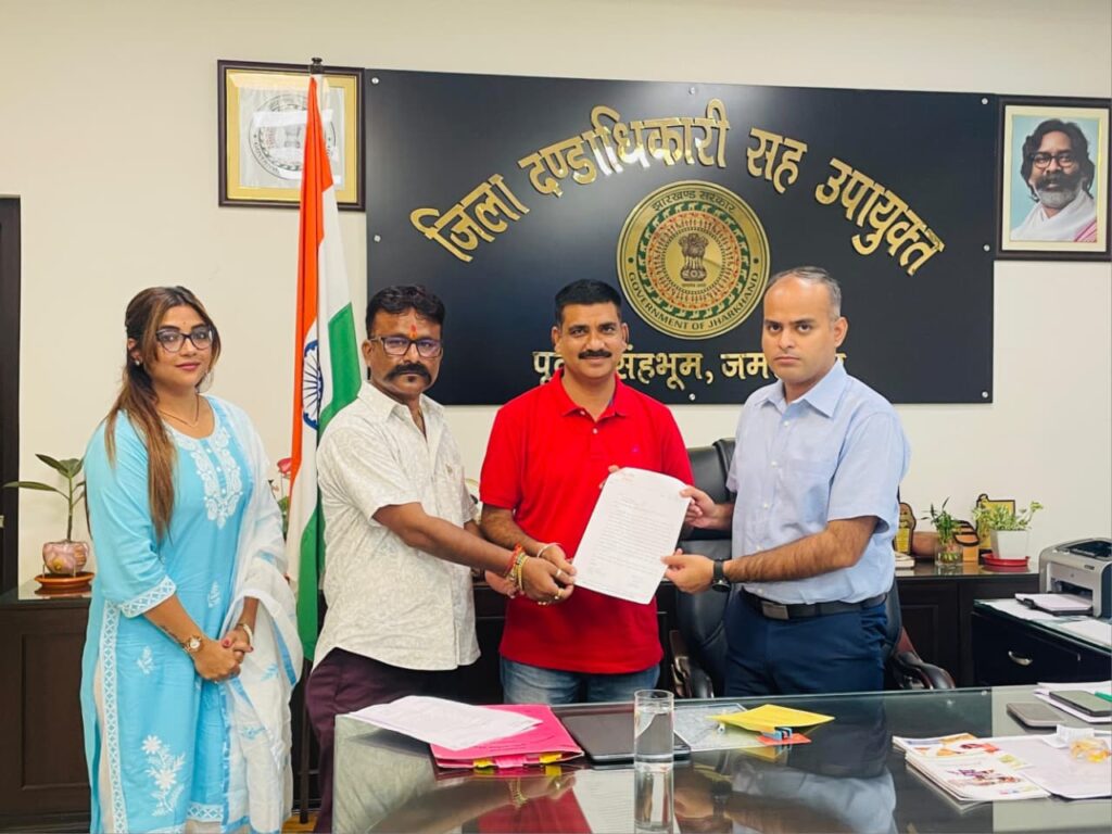हिन्दू पीठ का एक प्रतिनिधिमंडल मिला उपायुक्त से स्वर्णरेखा धाट साकची को मॉडल धाट बनाने के लिए किया आग्रह
