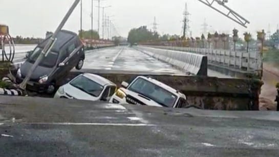 BREAKING : तेज बारिश के बीच तवी नदी पर बना पुल धंसा, कई गाड़ियां समागयी जमीन में, रोंगटे खड़े करने वाला देखें VIDEO