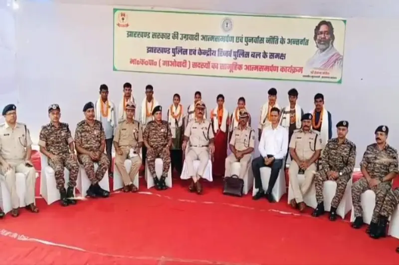 CHAIBASA : चाईबासा पुलिस को मिली बडी सफलता , नक्सल विरोधी अभियान के तहत 10 नक्सलियों ने किया आत्मसमर्पण
