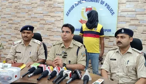 JAMSHEDPUR : राज क्लब फायरिंग मामले में हथियार के साथ युवक गिरफ्तार, देशी कट्टा और जिंदा गोली बरामद