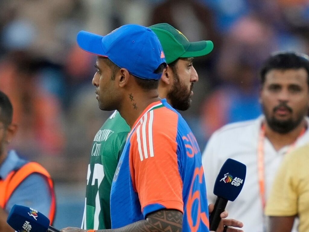 ASIA-CUP -CRICKET : भारत ने पाकिस्तान को 7 विकेट से रौंदा, टॉस के समय और मैच खत्म होने के बाद भी नहीं खिलाड़ियों ने नहीं मिलाया हाथ, पढ़े पूरी खबर