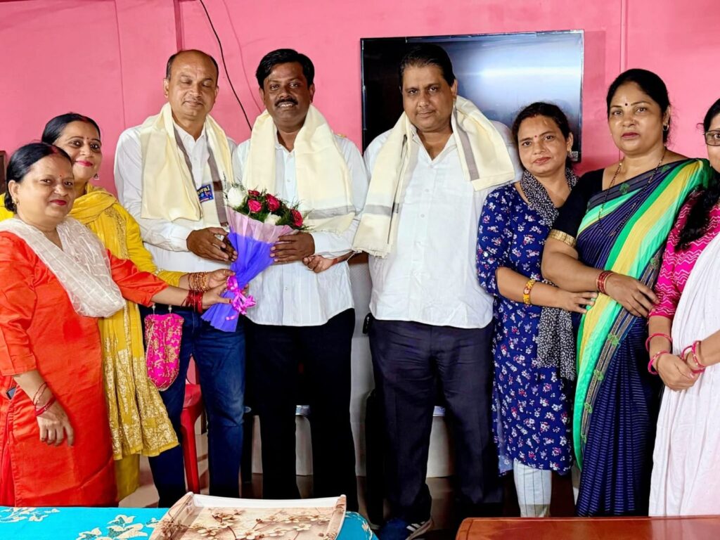 क्षत्रिय समाज की महिलाओं ने किया दिनेश कुमार, अमन सिंह और अनीश झा का अभिन्नदन