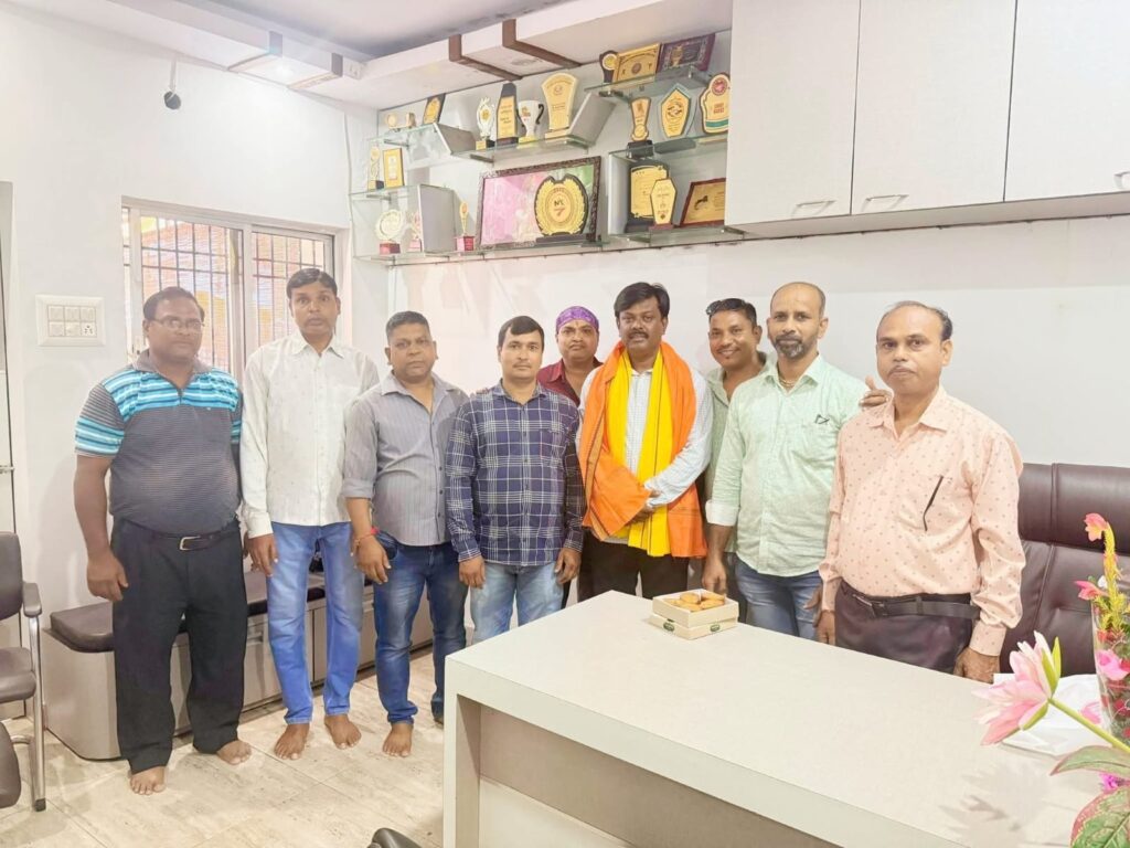 टीएसडीपीएल यूनियन चुनाव में जीत के बाद दिनेश कुमार का साथी कर्मियों ने किया भव्य अभिनंदन