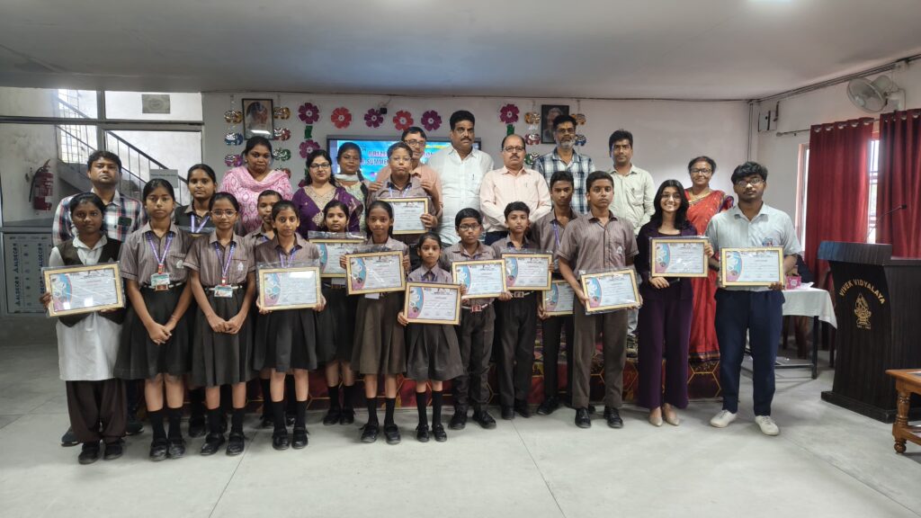 JAMSHEDPUR : कविता कहानी लिखो प्रतियोगिता के विजेता हुए पुरस्कृत, बच्चों संग अतिथियों ने भी किया कविता पाठ