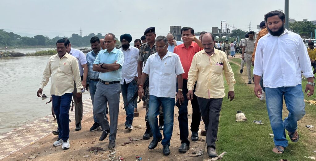 JAMSHEDPUR : दुर्गापूजा के मद्देनजर उपायुक्त ने स्वर्णरेखा एवं खरकई नदी के विभिन्न घाटों का किया निरीक्षण, प्रतिमा विसर्जन को लेकर घाटों में आवश्यक तैयारियों को लेकर दिए आवश्यक दिशा-निर्देश