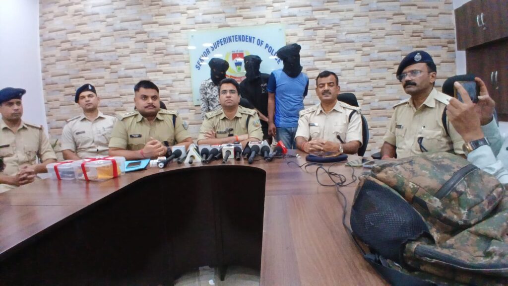 JAMSHEDPUR : जमशेदपुर के सोनारी में वर्धमान ज्वेलर्स में बिहार के अंतरराज्यीय गिरोह ने डाली थी डकैती, तीन बदमाश गिरफ्तार, झारखंड के अलावा बिहार व छत्तीसगढ़ में में लूट व डकैती की घटनाओं को गिरोह देता है अंजाम, पढ़े पूरी खबर