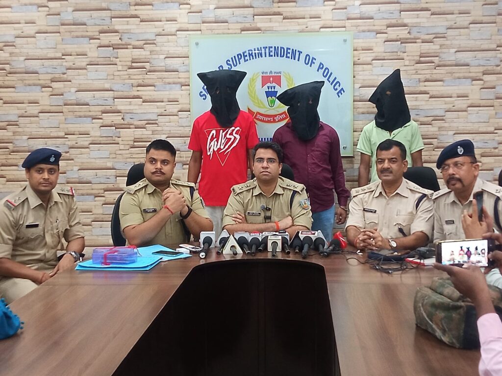 JAMSHEDPUR : साकची में चैन स्नैचिंग का पुलिस ने किया खुलासा, दो शातिर अपराधी और चैन खरीददार गिरफ्तार, पढ़े पूरी खबर