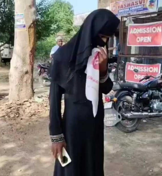 OMG ! देवरिया के चोरखरी चौराहे पर एक अजीब नजारा देखने को मिला, बुर्का पहने युवक को लोगों ने पकड़ा, फिर… VIDEO हुआ VIRAL