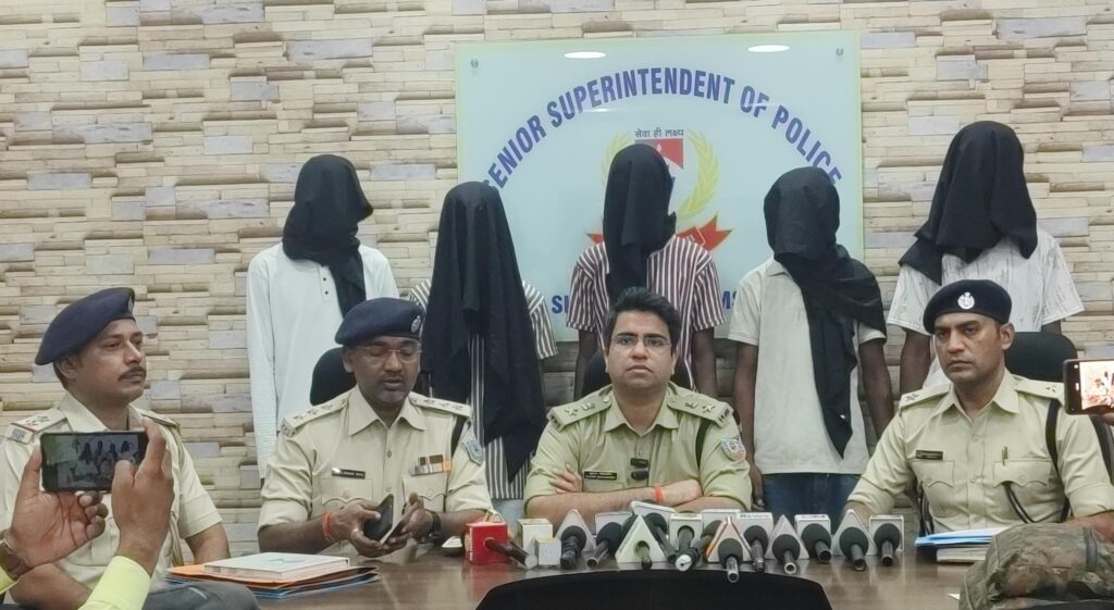 JAMSHEDPUR : मोटरसाइकिल चोर गिरोह का पुलिस ने किया भंडाफोड़, पांच आरोपी गिरफ्तार, आठ बाइक बरामद, पढ़े पूरी खबर