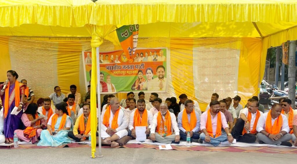 JAMSHEDPUR : विभिन्न जन समस्याओं एवं अधूरी बागबेड़ा जलापूर्ति योजना को लेकर भाजपा जमशेदपुर महानगर ने टाटानगर रेलवे स्टेशन चौक पर दिया धरना