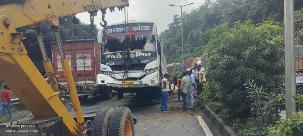 BREAKING : NH 33 पर पलटा बस, दब गया बाइक, बाल-बाल बचा बाइक सवार, चुटूपाली घाटी में घंटों बाधित रहा आवागमन