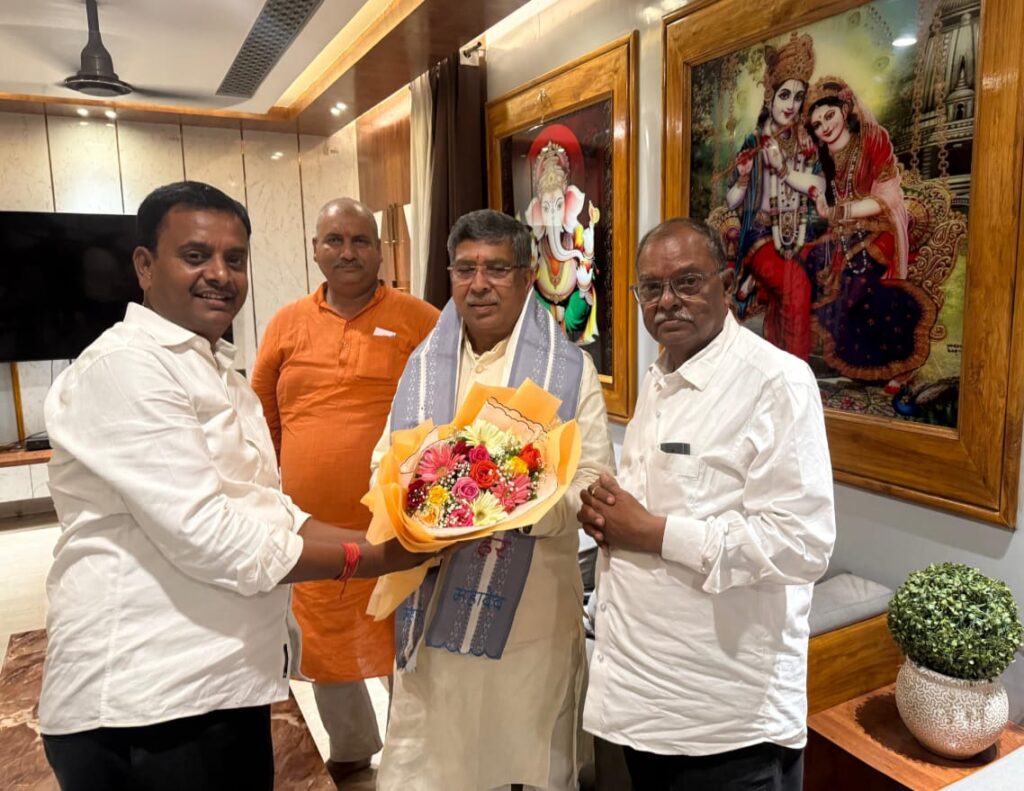 झारखंड भाजपा के नवनियुक्त कार्यकारी प्रदेश अध्यक्ष सह राज्यसभा सांसद आदित्य साहू ने जिला महानगर भाजपा कोषाघ्यक्ष कृष्णा शर्मा काली के आवास पर पहुंच परिजनों से मिलकर लिया भोजन का आनंद