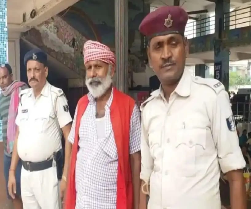 कूली नंबर – 1 : दो-दो बॉडीगार्ड्स के साथ घूमता है ये कूली, हर दिन कमाता है मात्र दो सौ रु, किया था ऐसा कांड…